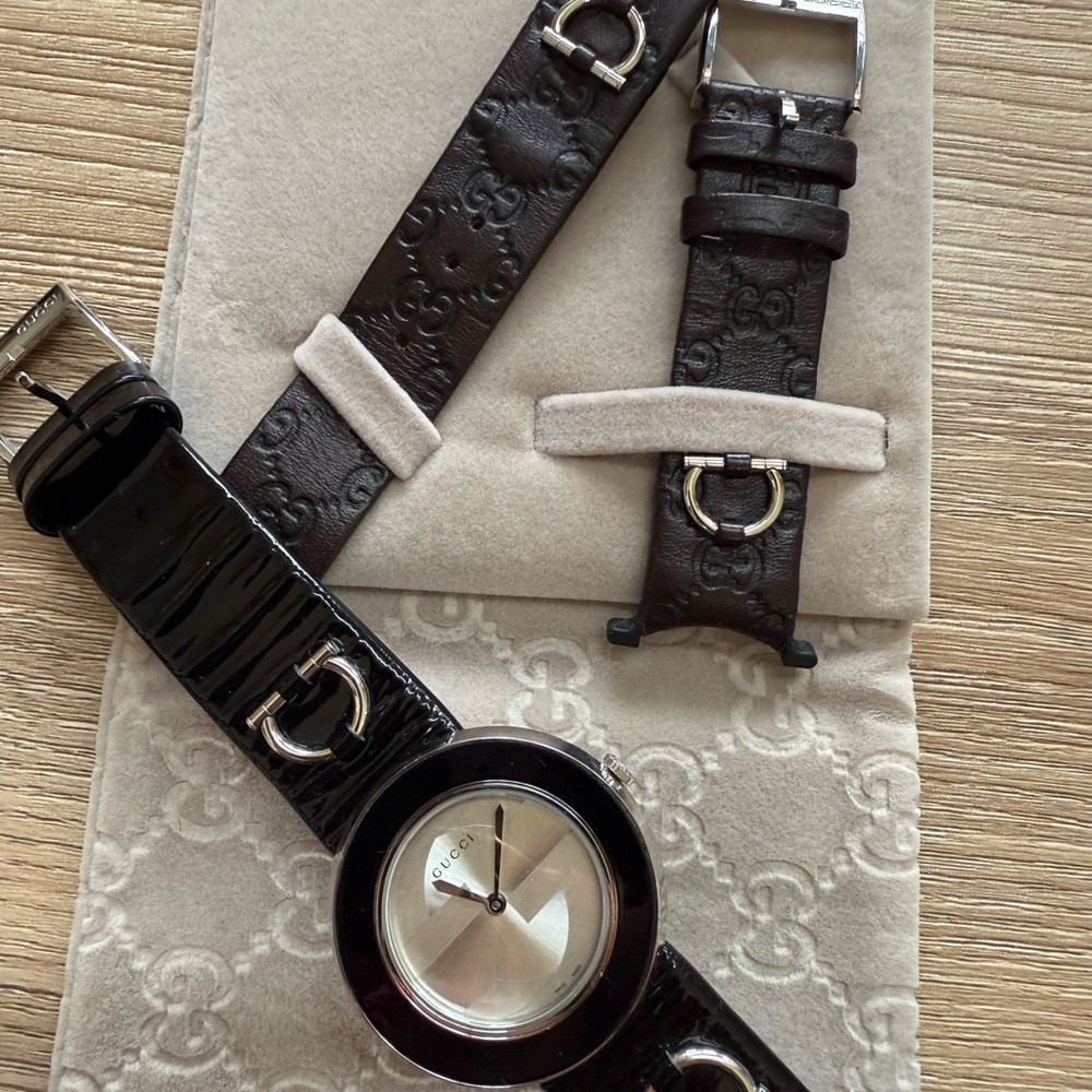 Gucci women’s watch with interchangeable brown and black bands! - Picture 8 of 8